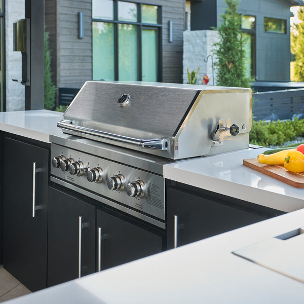 Edgemont Bay | U-Shape Outdoor Kitchen with Bar Seating, Grill & Pizza Oven – view 4